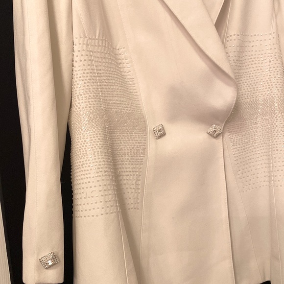Solini Woman’s Suit, white, size 4 , 2 piece, 2 rhinestone buttons, beaded trim - Picture 4 of 7